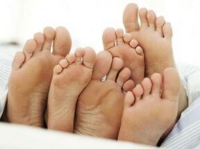 pies sanos después del tratamiento de hongos entre los dedos de los pies